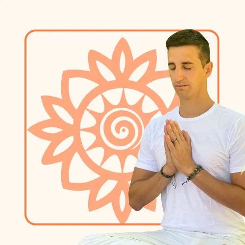 Komlósi Dániel meditációs állapotban, összetett kézzel